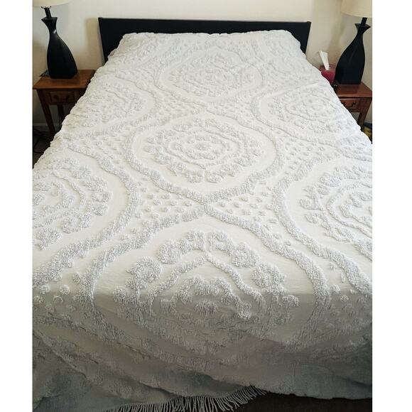 Vintage Medallion Chenille Bedspread White Sky Blue Fringe Coverlet Blanket Dots